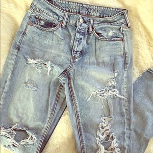 AE Tomgirl distressed jeans